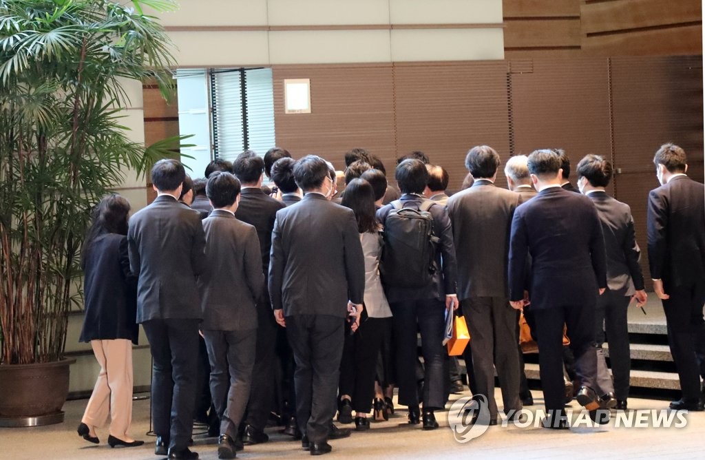 말 아끼고 떠난 정책협의단…따라가는 취재진