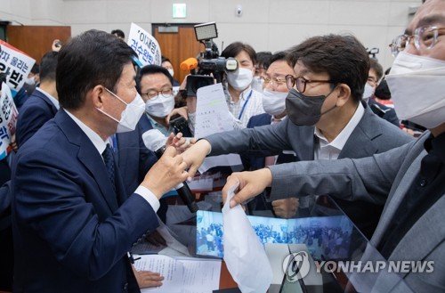 여야 언쟁 오가는 법사위 안건조정위원회