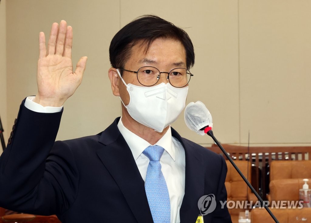 선서하는 이정식 후보자