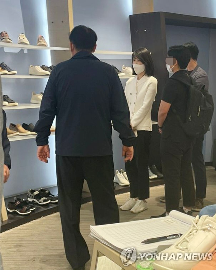 취임 첫 주말 광장시장 이어 백화점 찾은 윤석열 대통령