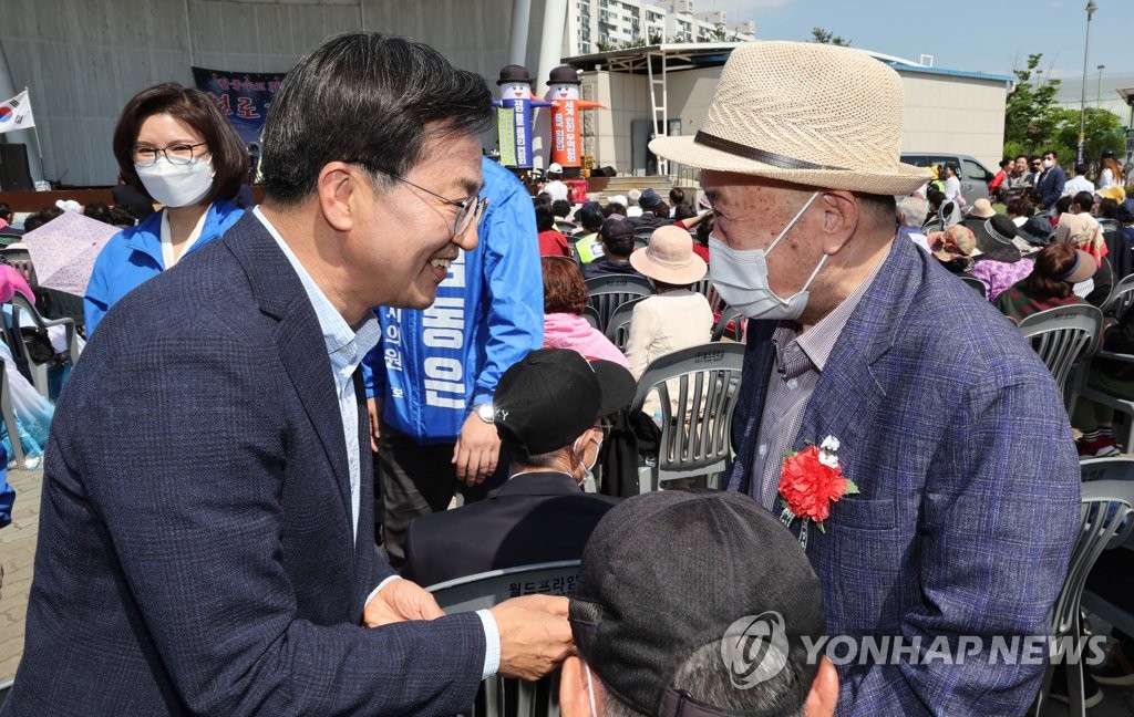김동연 후보, 한중수교 30주년 기념 경로대축제 참석