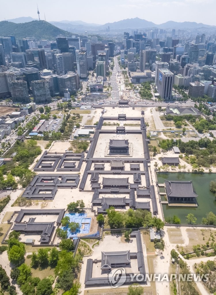 경복궁 앞에 펼쳐진 서울 도심