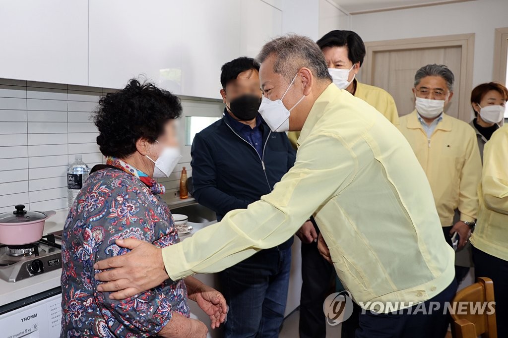 경북 울진군 산불 피해지역 방문한 이상민 장관