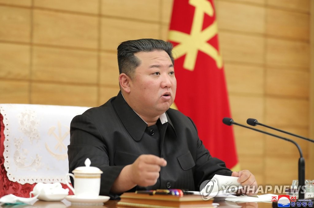 Le dirigeant nord-coréen prend la parole le dimanche 15 mai 2022 lors d'une réunion consultative d'urgence du bureau politique du Comité central du Parti du travail au siège du Parti à Pyongyang, a rapporté le lendemain l'Agence centrale de presse nord-coréenne (KCNA). Kim a fustigé des officiels pour ne pas avoir fourni de médicaments au peuple à temps sur fond de propagation de l'épidémie de nouveau coronavirus (Covid-19). (Utilisation en Corée du Sud uniquement et redistribution interdite)