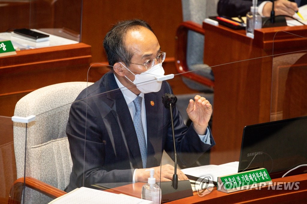 Finance Minister Choo Kyung-ho speaks during a meeting of the parliamentary special committee on budget and accounts at the National Assembly in Seoul on May 19, 2022. (Pool photo) (Yonhap)