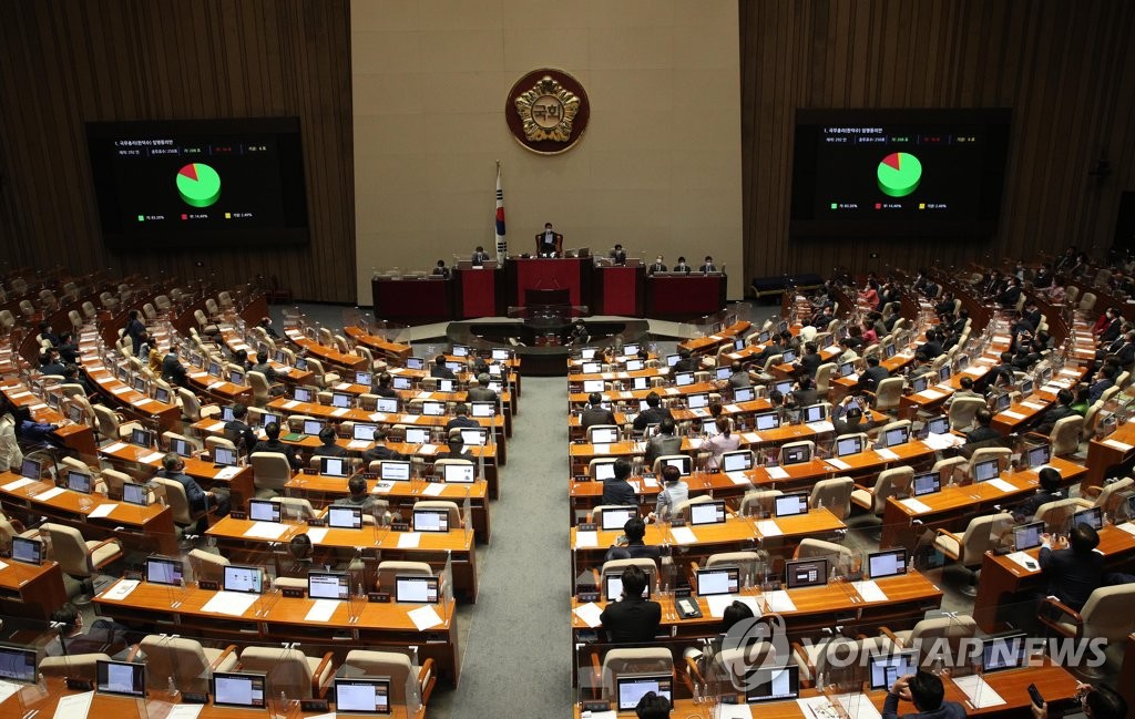 Lawmakers vote on the confirmation of Prime Minister nominee Han Duck-soo during a plenary session of the National Assembly in Seoul on May 20, 2022. (Pool photo) (Yonhap)