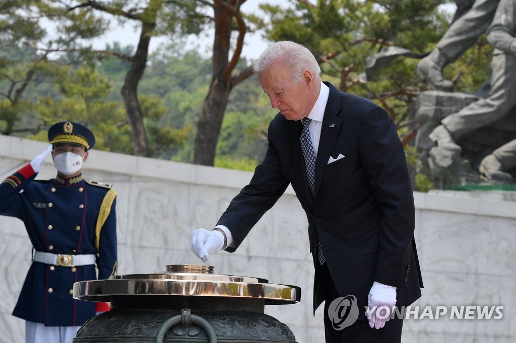 분향하는 조 바이든 미국 대통령