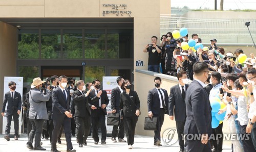 봉하마을 찾은 문재인 전 대통령