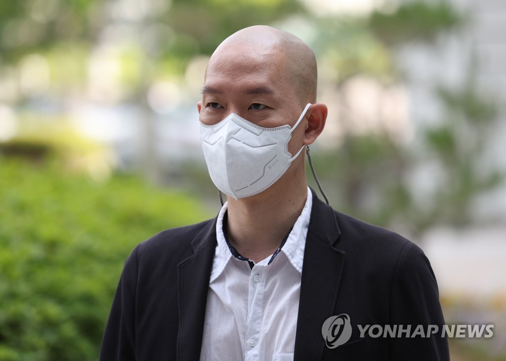 항소심 첫 공판 향하는 타투이스트 김도윤