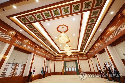 청와대 충무실 둘러보는 취재진