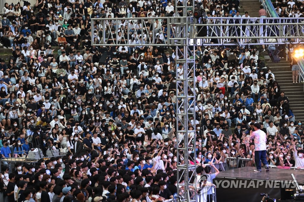 Students crowd a performance during a festival at Hanyang University in Seoul on May 25, 2022 as social distancing rules against COVID-19 were drastically eased. (Yonhap)