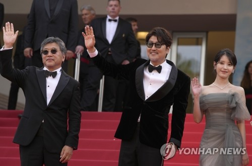 칸 레드카펫에 선 고레에다 감독과 배우 송강호·이지은