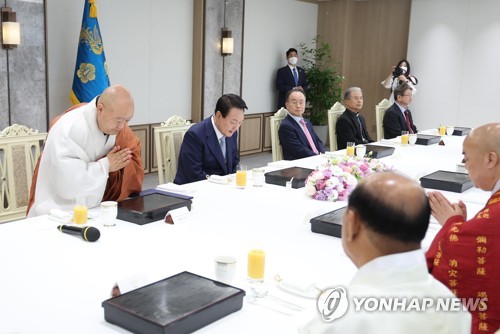 인사하는 윤석열 대통령