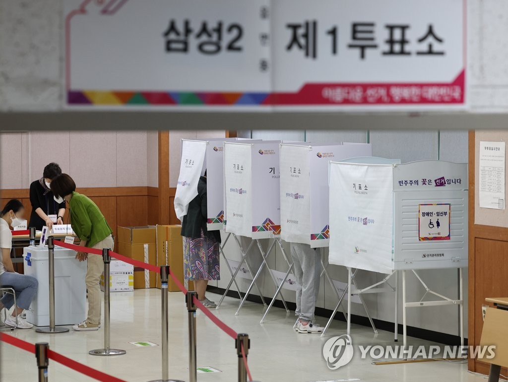 Voters cast their ballots for the local elections at a polling station in Seoul on June 1, 2022. (Yonhap)