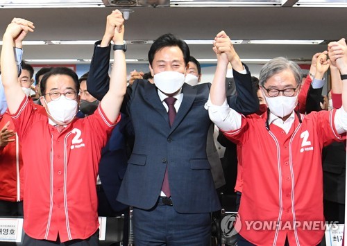 출구조사 결과발표 시청하며 환호하는 오세훈 후보