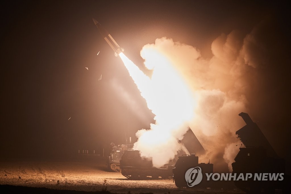 Les armées sud-coréenne et américaine ont conjointement effectué des tirs de huit missiles sol-sol de type ATACMS vers la mer de l'Est le lundi matin du 6 juin 2022 vers 4h45 pendant 10 minutes après les tirs d'hier de huit missiles balistiques à courte portée (SRBM) par la Corée du Nord, selon l'annonce du même jour du Comité des chefs d'état-major interarmées (JCS) de Séoul. (Photo fournie par le JCS. Revente et archivage interdits)(Yonhap)