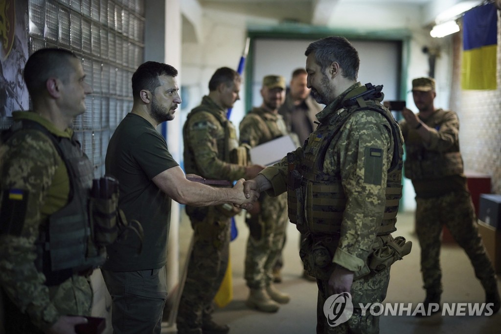 돈바스 전선 부대 방문한 젤렌스키 우크라 대통령