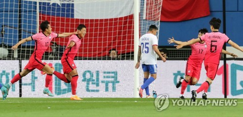 기뻐하는 황희찬