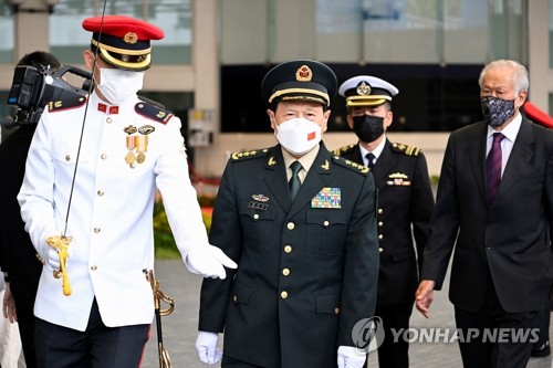 싱가포르 의장대 사열하는 웨이펑허 중국 국방부장