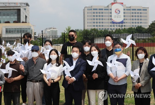 용산공원에서 기념 촬영