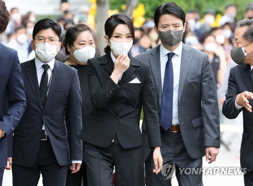 권양숙 여사 예방 위해 사저 향하는 김건희 여사