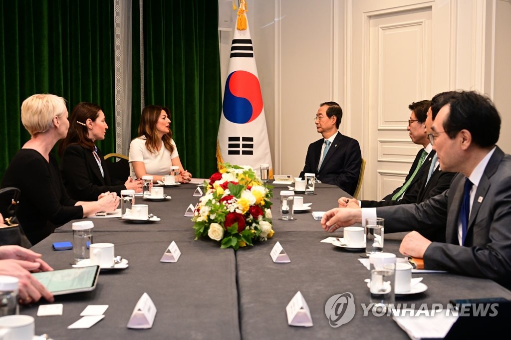 S. Korean PM meets Serbian minister S. Korean PM meets Serbian minister
