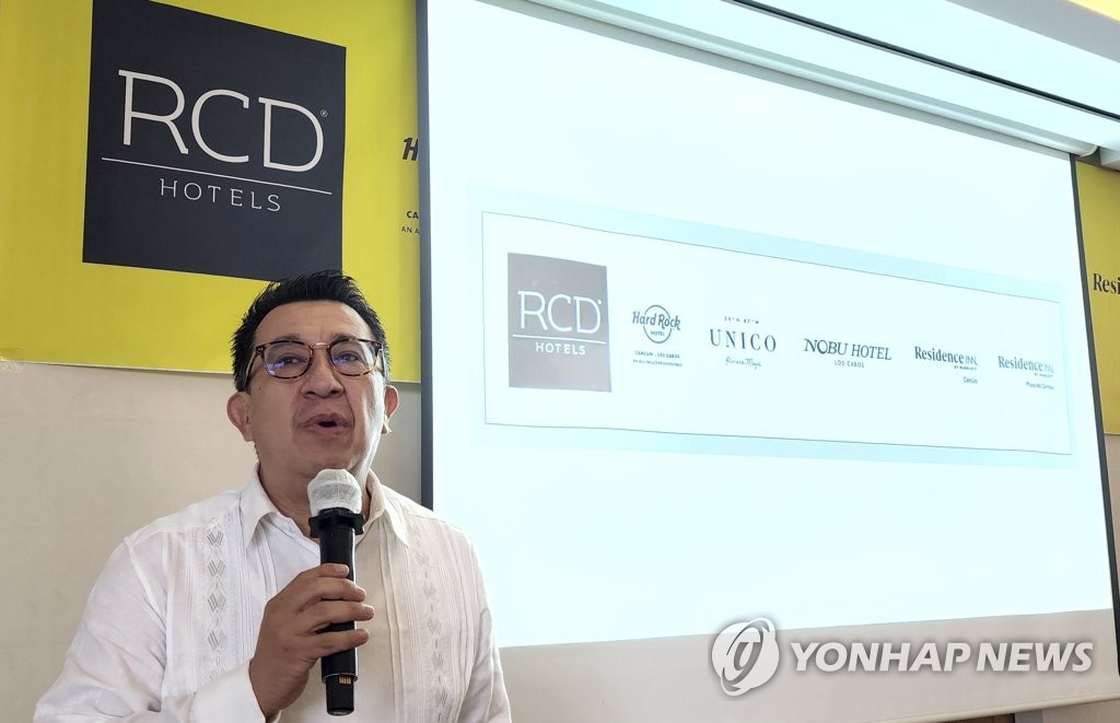(서울=연합뉴스) 성연재 기자 = 아르투르 크루즈 RCD 그룹 국제마케팅 총괄이사가 28일 소공동 롯데호텔에서 열린 기자간담회에서 한국 신혼 여행객을 대상으로 한 특별 프로모션에 관해 설명하고 있다. 2022.6.29 polpori@yna.co.kr
