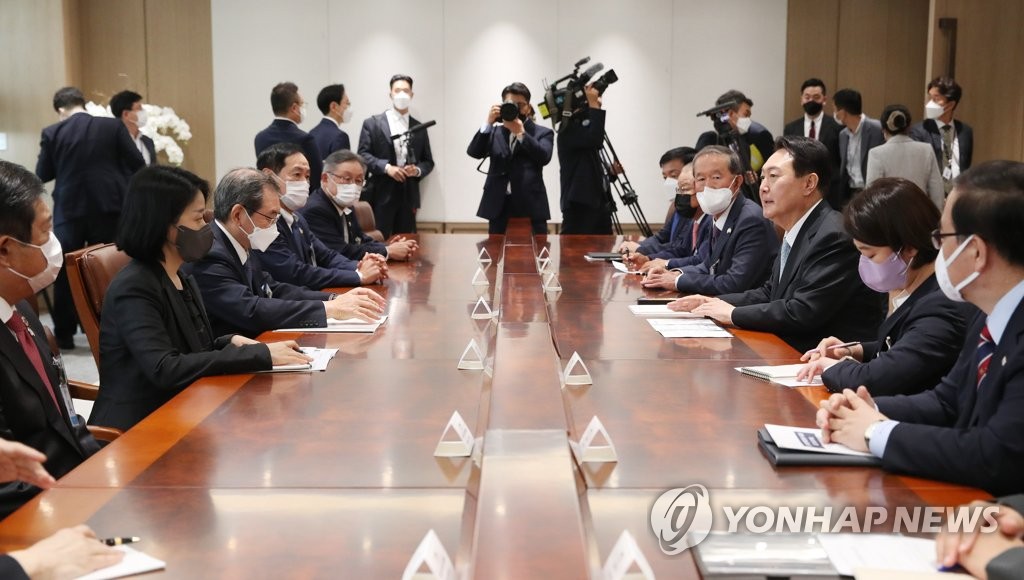 South Korean President Yoon Suk-yeol (3rd from R) talks with a delegation from the Japan Business Federation, or Keidanren, at his office in Seoul on July 4, 2022. (Pool photo) (Yonhap)