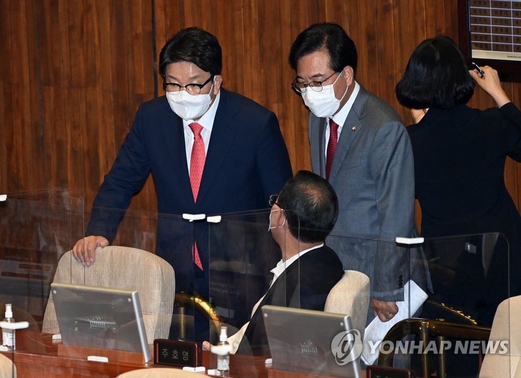 대화하는 국민의힘 지도부