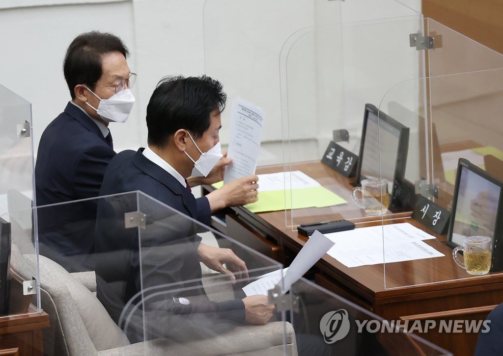 나란히 앉은 시장과 교육감