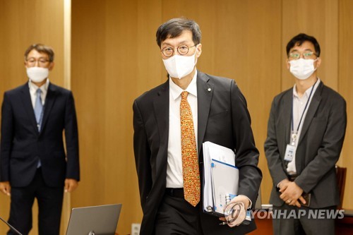 금통위 본회의 참석하는 이창용 한은 총재