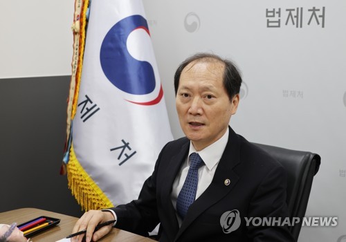 연합뉴스와 인터뷰하는 이완규 법제처장
