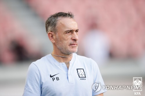 경기 지켜보는 벤투 감독