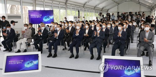 손뼉 치는 참석자들