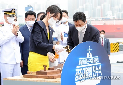 진수커팅하는 김건희 여사