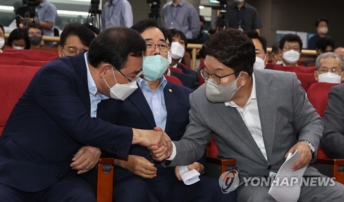 주호영 의원과 인사하는 권성동 당 대표 직무대행