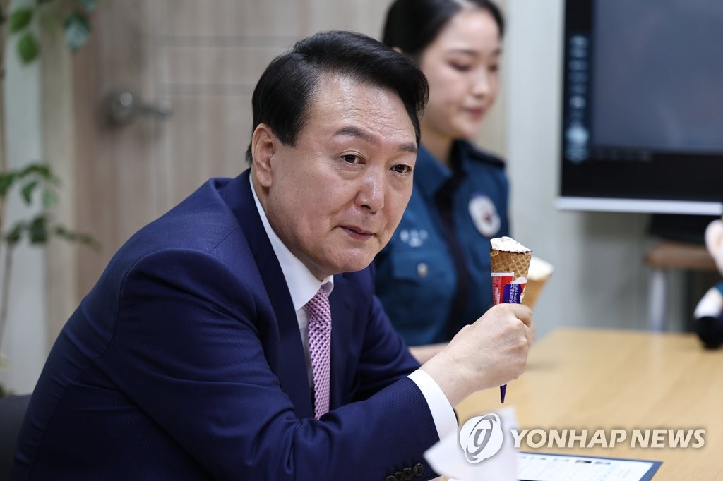 신촌지구대 경찰들과 환담하는 윤석열 대통령