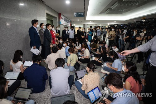 답변하는 서병수 상임전국위 의장