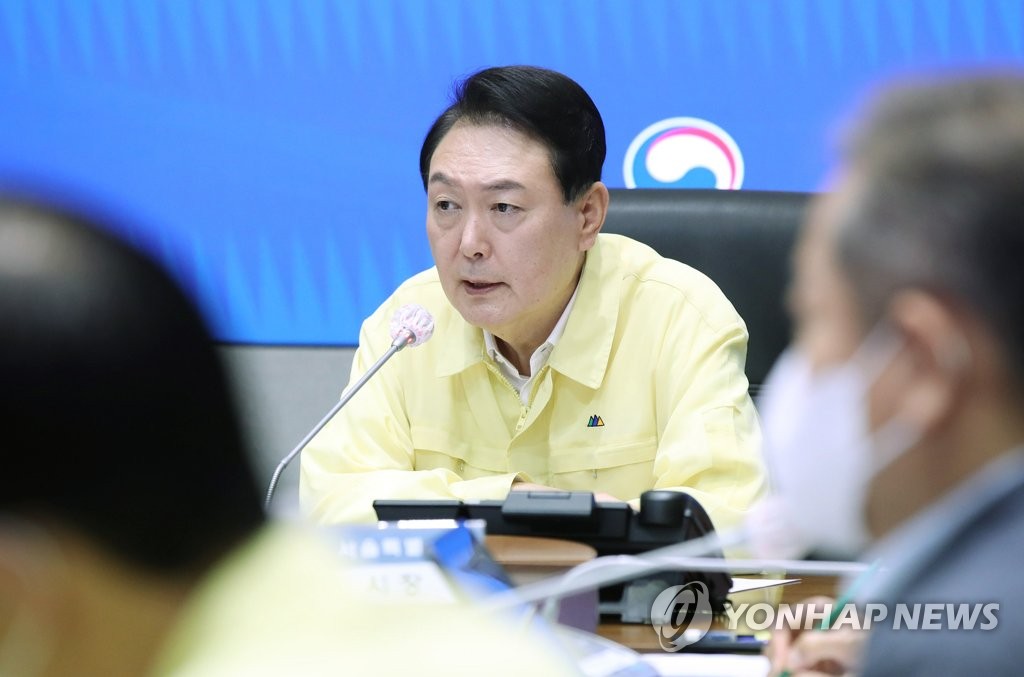 Le président Yoon Suk-yeon dirige une réunion gouvenrementale sur la réponse aux pluies torrentielles au complexe gouvernemental à Séoul, le mercredi 10 août 2022.