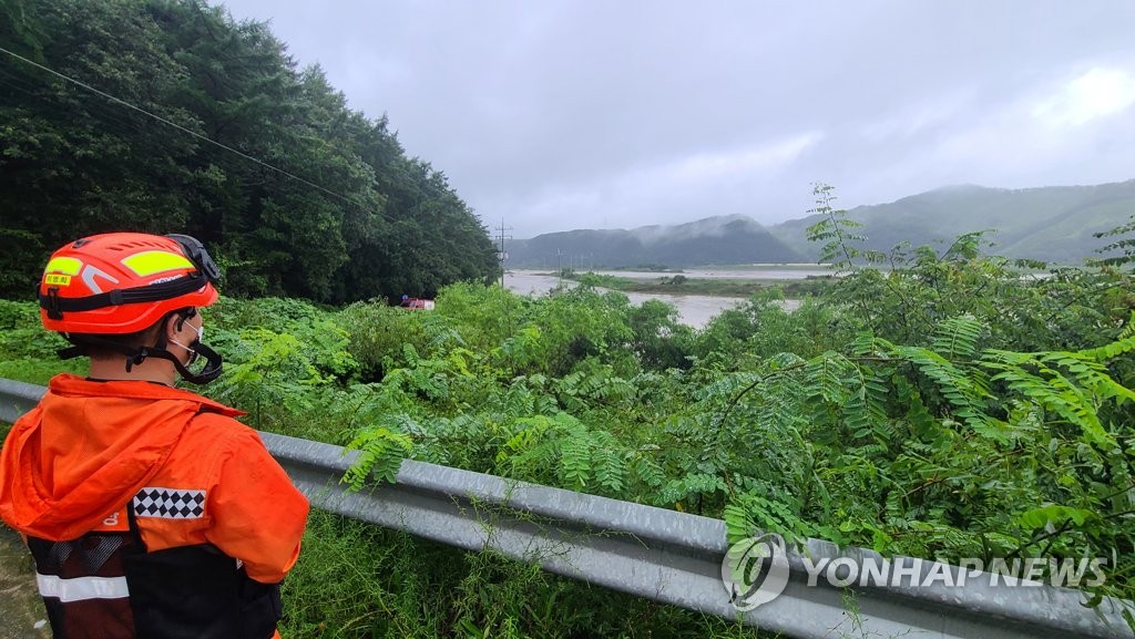 '높아진 수위' 실종 노부부 수색 난항