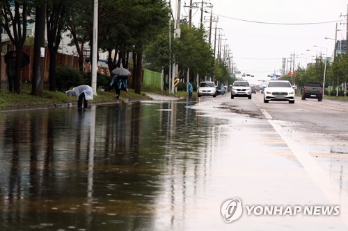 도로 복구 작업 중인 군산시