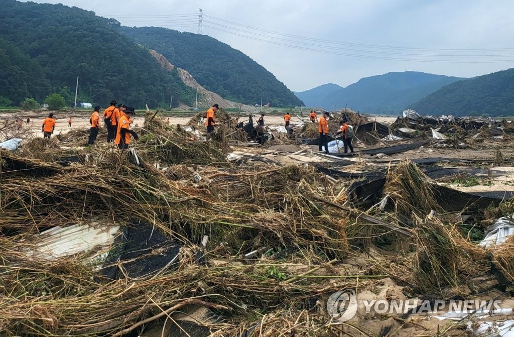 노부부 실종 닷새째…정밀수색 나선 소방대원