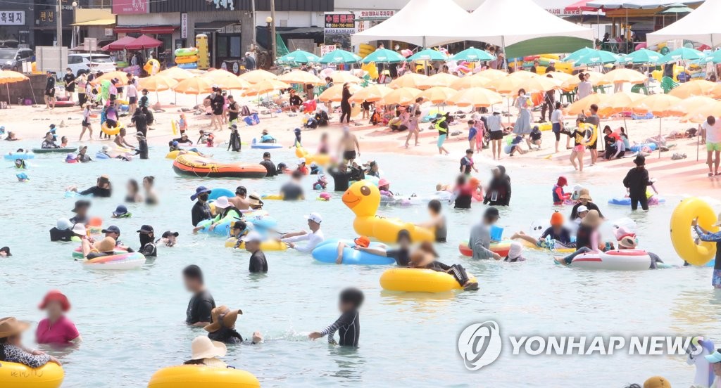 제주 협재해수욕장 찾은 피서객