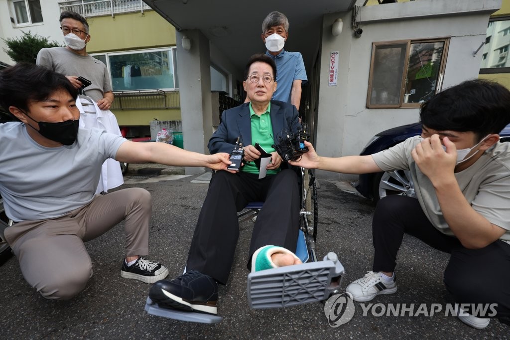자택 나서는 박지원 전 국정원장