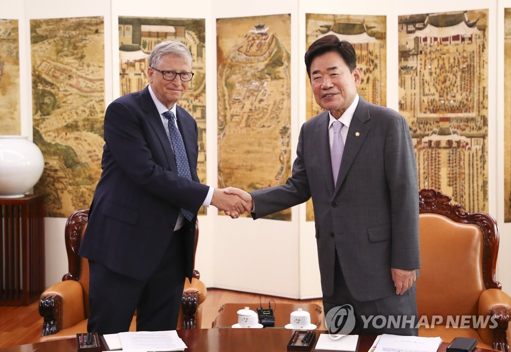 빌 게이츠와 악수하는 김진표 국회의장