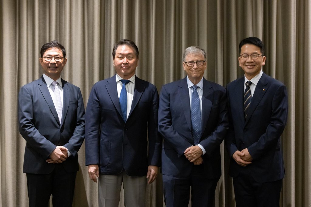 Gates avec des dirigeants de SK Gates avec des dirigeants de SK