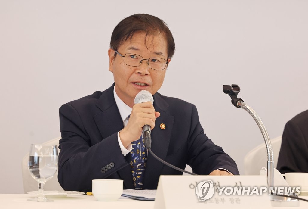 인사말하는 이정식 고용노동부 장관