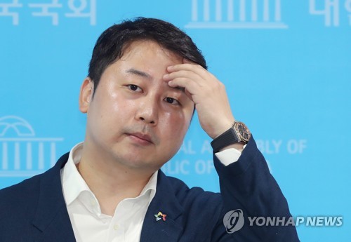 기자 질문 받는 장예찬 청년재단 이사장
