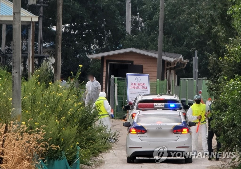 Quarantine officials block an entrance to a pig farm in Yanggu, 175 kilometers northeast of Seoul, as African swine fever broke out there. (Yonhap)