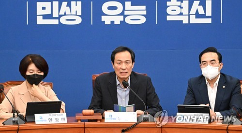 발언하는 우상호 비대위원장